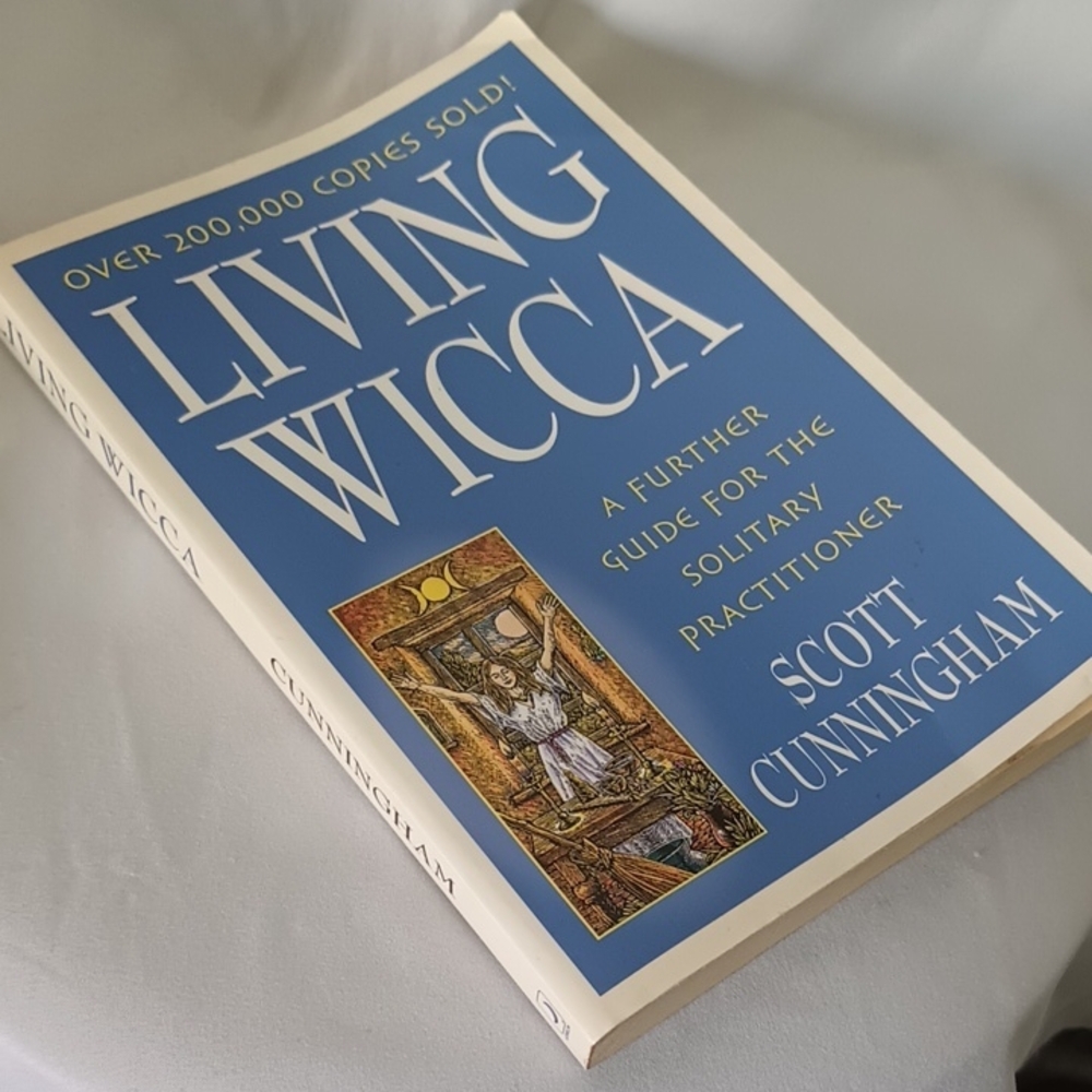 Living Wicca: A Further Guide for the Solitary Practitioner by Scott Cunningham